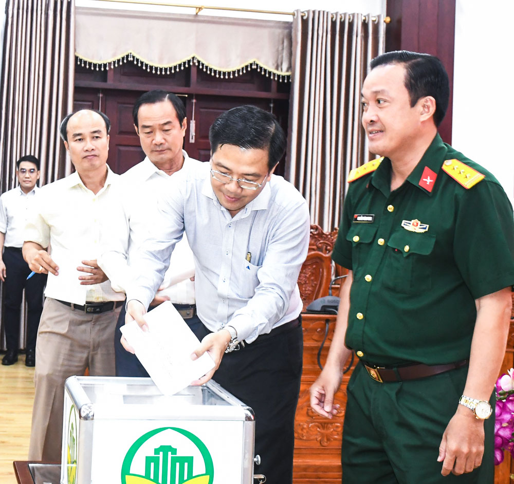 Đại biểu bỏ phiếu xét công nhận xã đạt chuẩn nông thôn mới, nông thôn mới nâng cao năm 2025 đối với 5 xã.