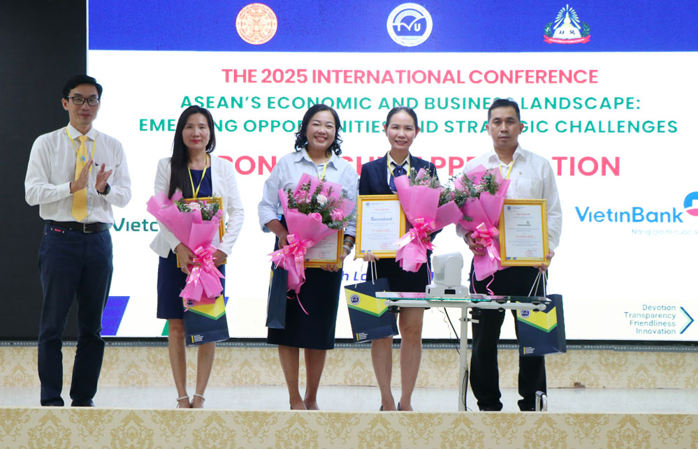 PGS.TS. Diệp Thanh Tùng- Phó Hiệu trưởng Trường Đại học Trà Vinh tặng hoa cho các đơn vị hỗ trợ tổ chức hội thảo.