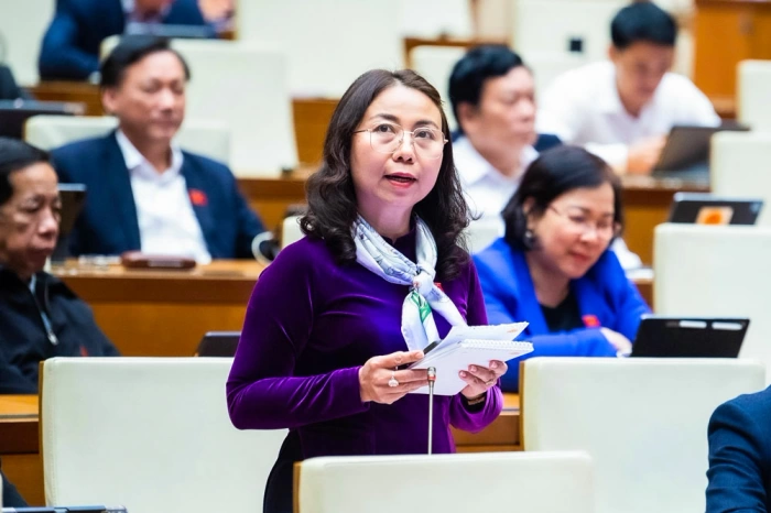 Đầu tư nguồn lao động chất lượng cao và thống nhất chuẩn nhà giáo trong toàn hệ thống giáo dục