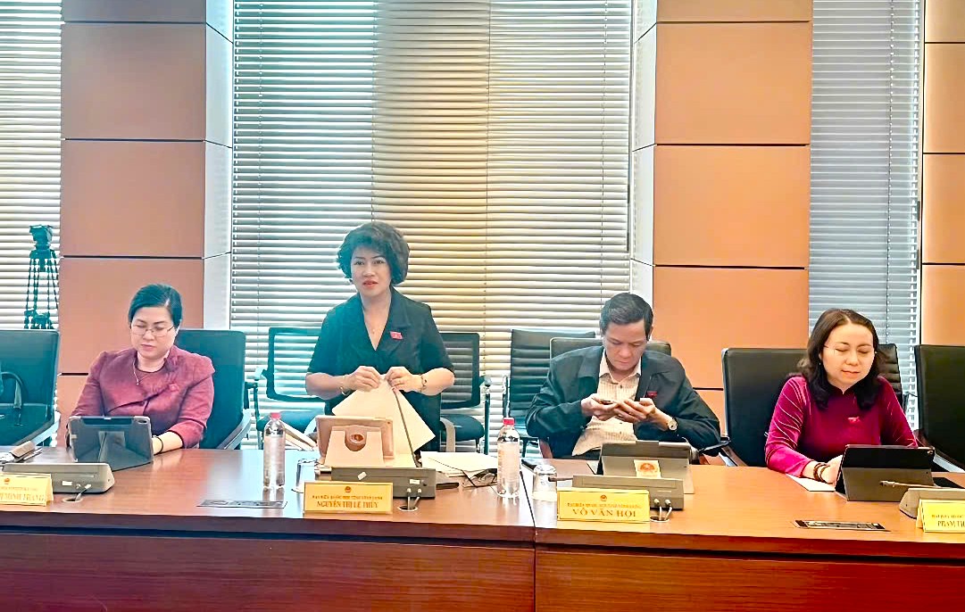 
Đại biểu Nguyễn Thị Lệ Thủy- nguyên Phó Chủ nhiệm Ủy ban Khoa học Công nghệ và Môi trường của Quốc hội thảo luận tại Tổ 13 ngày 21/11/2025.