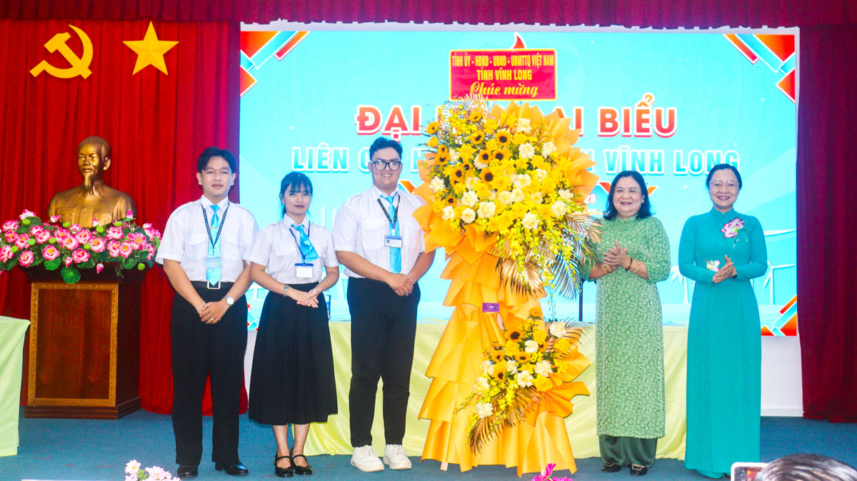 Đồng chí Hồ Thị Hoàng Yến- Phó Bí thư Thường trực Tỉnh ủy và đồng chí Nguyễn Thị Quyên Thanh- Tỉnh ủy viên, Phó Chủ tịch UBND tỉnh tặng hoa chúc mừng đại hội.