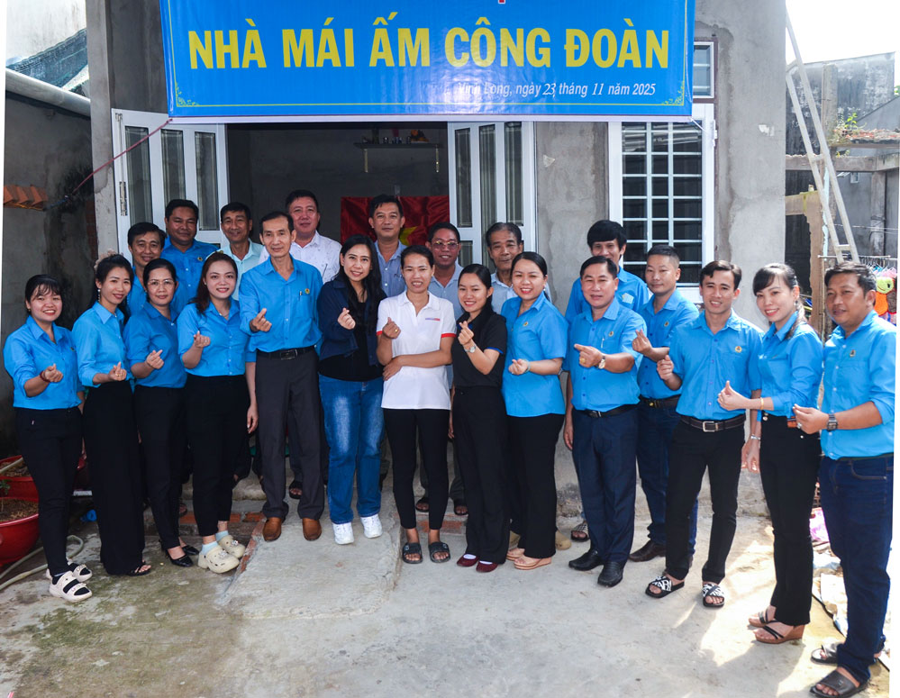 Đại biểu cùng CNLĐ Nguyễn Thị Thắm bên căn nhà mới.