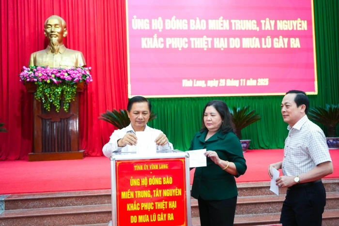 Tỉnh ủy Vĩnh Long quyên góp ủng hộ đồng bào bị thiệt hại do mưa lũ gây ra