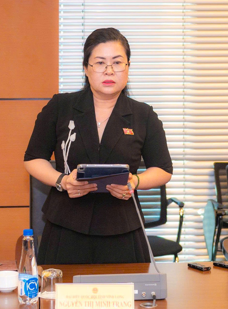 Đại biểu Nguyễn Thị Minh Trang tham gia thảo luận tại Tổ đại biểu số 13 (ngày 25/11).