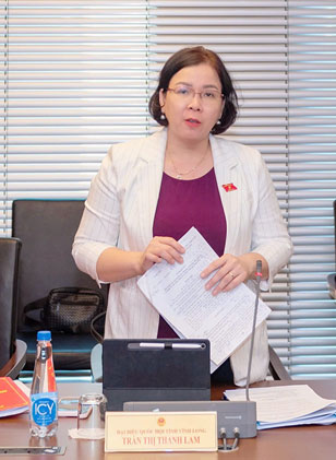 Đại biểu Trần Thị Thanh Lam- Ủy viên chuyên trách Ủy ban Văn hóa và Xã hội của Quốc hội tham gia phát biểu tại Tổ 13, ngày 25/11.
