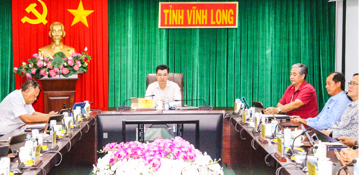 Các lãnh đạo sở, ngành, địa phương, HTX tham dự tại điểm cầu tỉnh Vĩnh Long.
