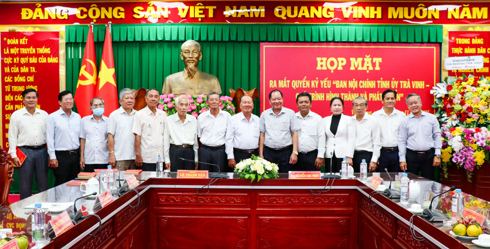 Lãnh đạo Ban Nội chính Tỉnh ủy Vĩnh Long chụp ảnh lưu niệm cùng lãnh đạo tỉnh Trà Vinh (cũ) tại buổi họp mặt.

