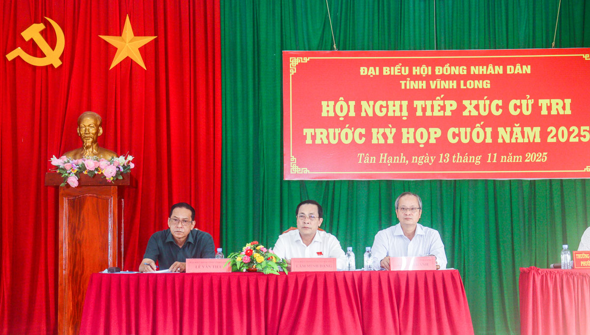 Các đại biểu HĐND tỉnh tổ số 19 tiếp xúc với cử tri phường Tân Hạnh.