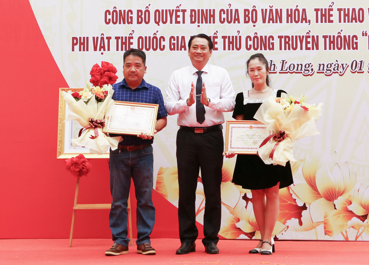 Phó Chủ tịch UBND tỉnh- Nguyễn Quỳnh Thiện trao bằng khen của UBND tỉnh cho tập thể, cá nhân tích cực đóng góp hiện vật có giá trị cho Bảo tàng tỉnh Vĩnh Long.