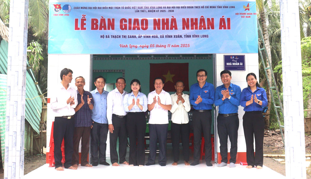 Chung niềm vui nhà mới với gia đình bà Thạch Thị Sanh.