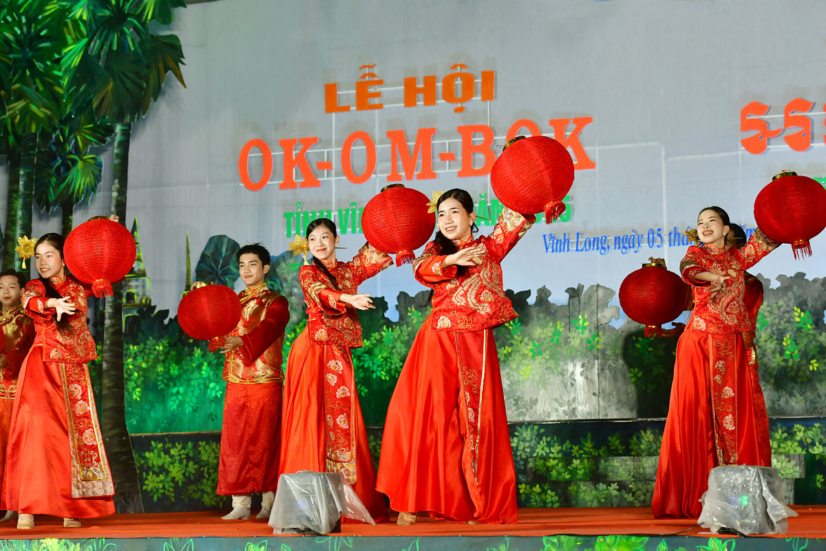 Thể hiện tinh thần đoàn kết, giao lưu, bên cạnh các tiết mục văn nghệ của diễn viên Đoàn Nghệ thuật Khmer Ánh Bình Minh, một số tiết mục của đồng bào Hoa cũng được biểu diễn tại đêm hội.

