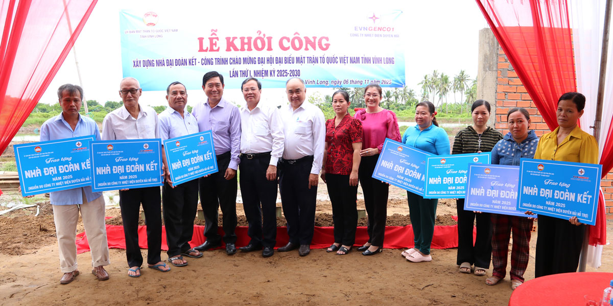 Lãnh đạo Ủy ban MTTQ Việt Nam tỉnh và đơn vị tài trợ trao bảng tượng trưng hỗ trợ nhà cho các gia đình.