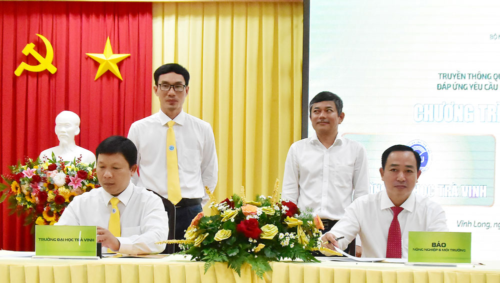 Ký kết hợp tác giữa Trường ĐH Trà Vinh với Báo Nông nghiệp và Môi trường.