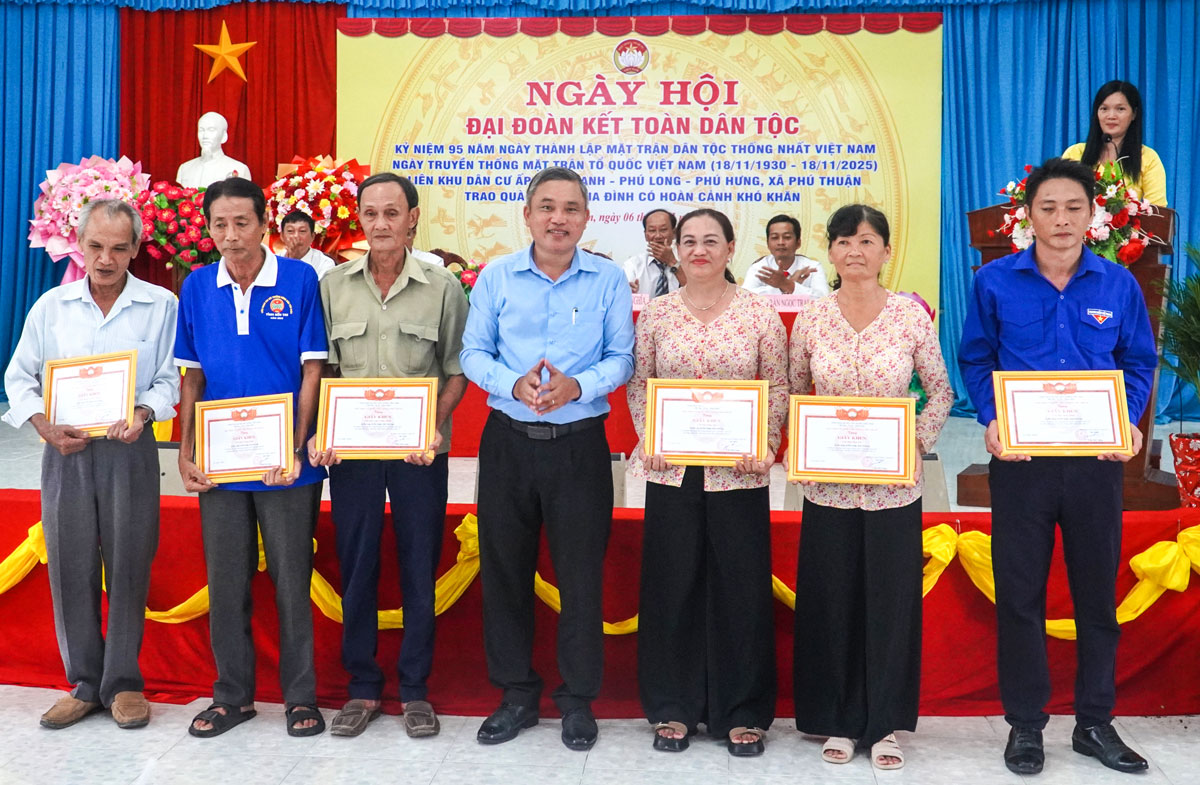 Đại diện tập thể đạt thành tích được biểu dương.