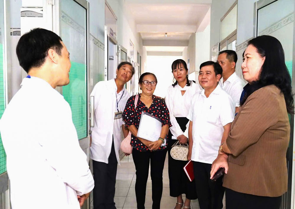 Đoàn công tác thăm, làm việc tại Trạm Y tế xã Lương Phú.