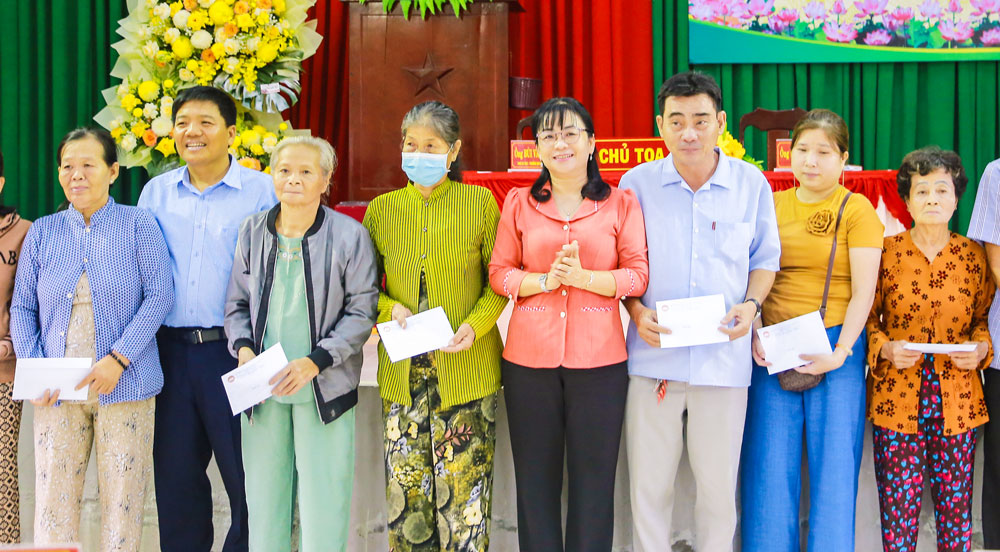 Phó Chủ tịch HĐND tỉnh- Lê Thị Thúy Kiều tặng quà cho các gia đình khó khăn.
