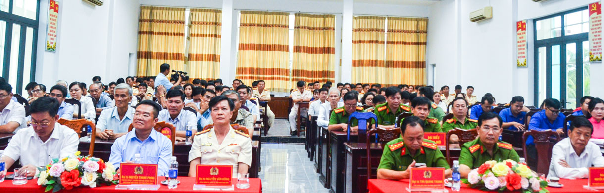 Đại biểu tham dự buổi họp mặt.