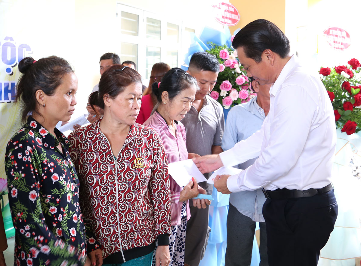 Phó Chủ tịch UBND tỉnh- Nguyễn Quỳnh Thiện tặng quà cho người dân tại ngày hội.