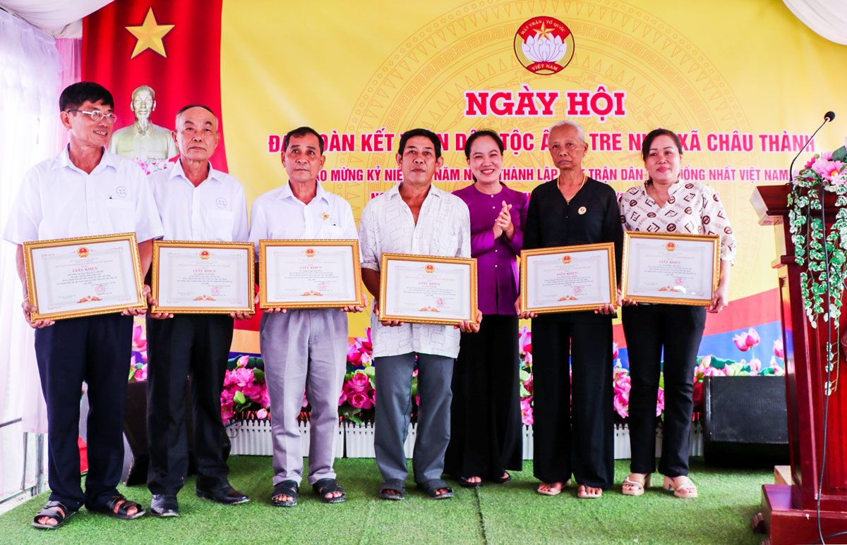 Phó Chủ tịch UBND xã Châu Thành- Nguyễn Thị Ngọc Nhi tặng giấy khen cho các tập thể, cá nhân tại ngày hội.