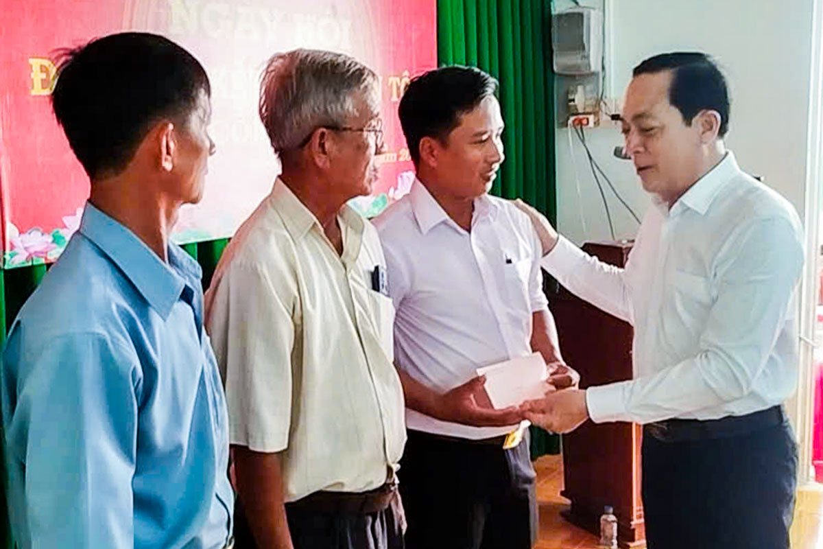 Phó Bí thư Tỉnh ủy- Lâm Minh Đằng hỗ trợ số tiền 10 triệu động cho Ban Công tác Mặt trận ấp Cồn Trứng.