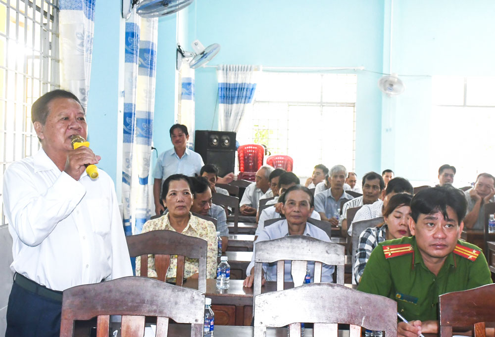 Cử tri xã Hưng Nhượng nêu kiến nghị.