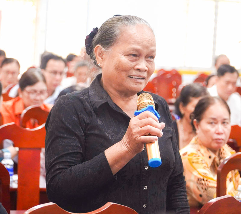 Cử tri Võ Thị Trơn, ấp Long Trạch (xã Hương Mỹ) kiến nghị đầu tư gia cố đê bao ngăn mặn.