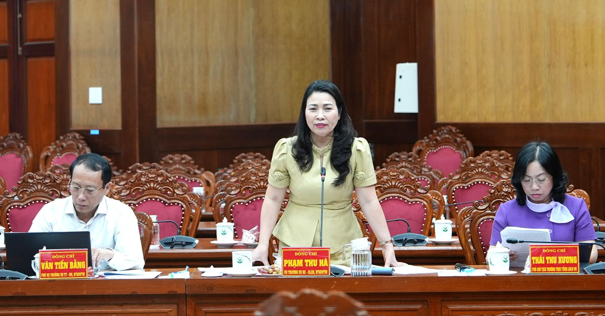 Thành viên đoàn công tác đóng góp ý kiến tại buổi làm việc với Tỉnh ủy Vĩnh Long.