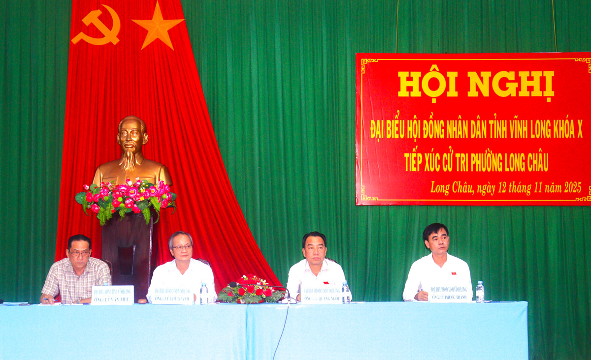 Các đại biểu HĐND tỉnh tổ số 19 tiếp xúc với cử tri phường Long Châu.