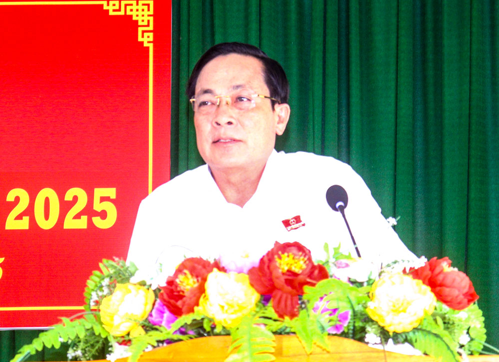 Phó Bí thư Tỉnh ủy- Lâm Minh Đằng trao đổi, làm rõ một số vấn đề mà cử tri quan tâm.