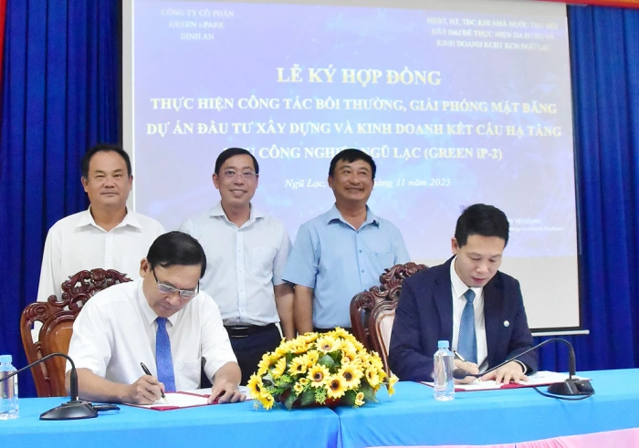 Ký kết hợp đồng thực hiện dự án Khu công nghiệp Ngũ Lạc