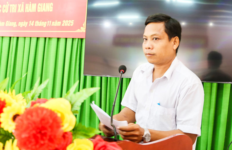 Đại biểu dự buổi tiếp xúc cử tri xã Hàm Giang.