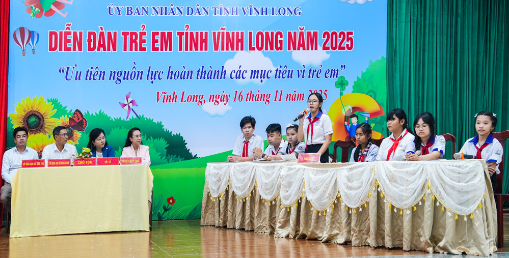 Trẻ em thảo luận việc sử dụng công nghệ AI để hỗ trợ trong học tập, phát triển kỹ năng.