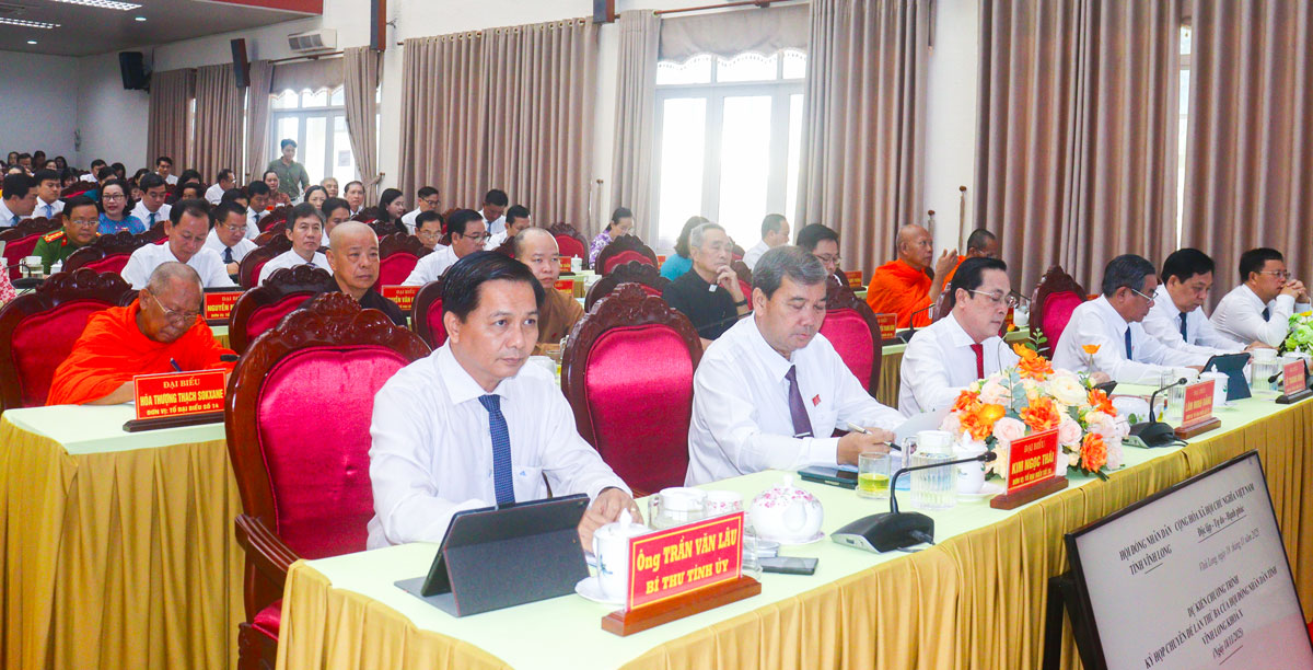 Lãnh đạo tỉnh tham dự kỳ họp.