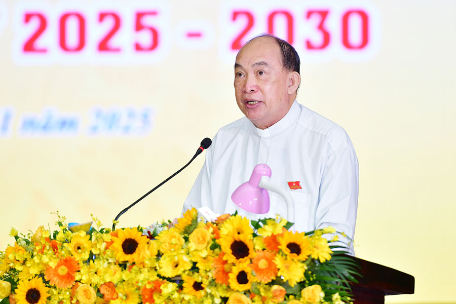 Linh mục Lưu Văn Minh- Chủ tịch Ủy ban Đoàn kết Công giáo tỉnh, Phó Chủ tịch không chuyên trách Ủy ban MTTQ Việt Nam tỉnh phát biểu tại Đại hội. Ảnh: BÁ THI