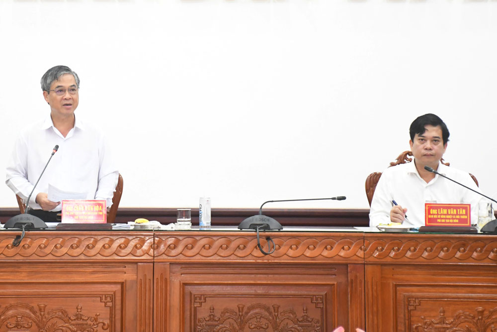 Phó Chủ tịch UBND tỉnh- Châu Văn Hòa chủ trì và phát biểu kết luận tại cuộc họp.