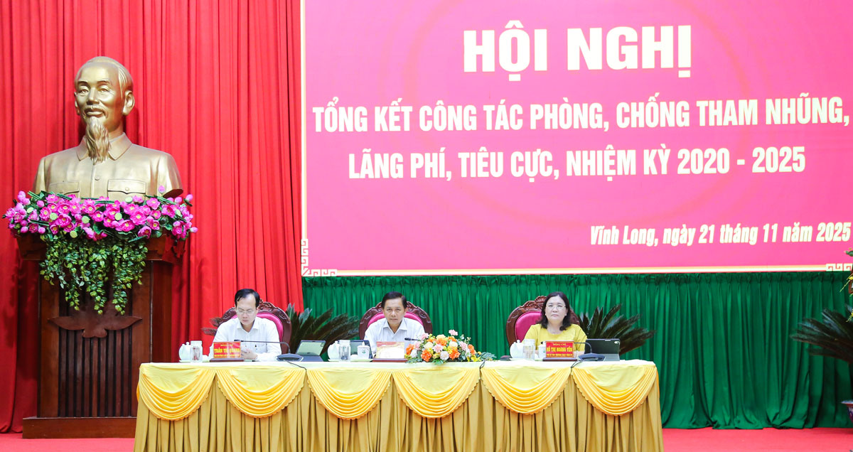 Đồng chí Trần Văn Lâu- Bí thư Tỉnh ủy; đồng chí Hồ Thị Hoàng Yến- Phó Bí thư Thường trực Tỉnh ủy; đồng chí Trần Trí Quang- Phó Bí thư Tỉnh ủy, Chủ tịch UBND tỉnh chủ trì hội nghị.