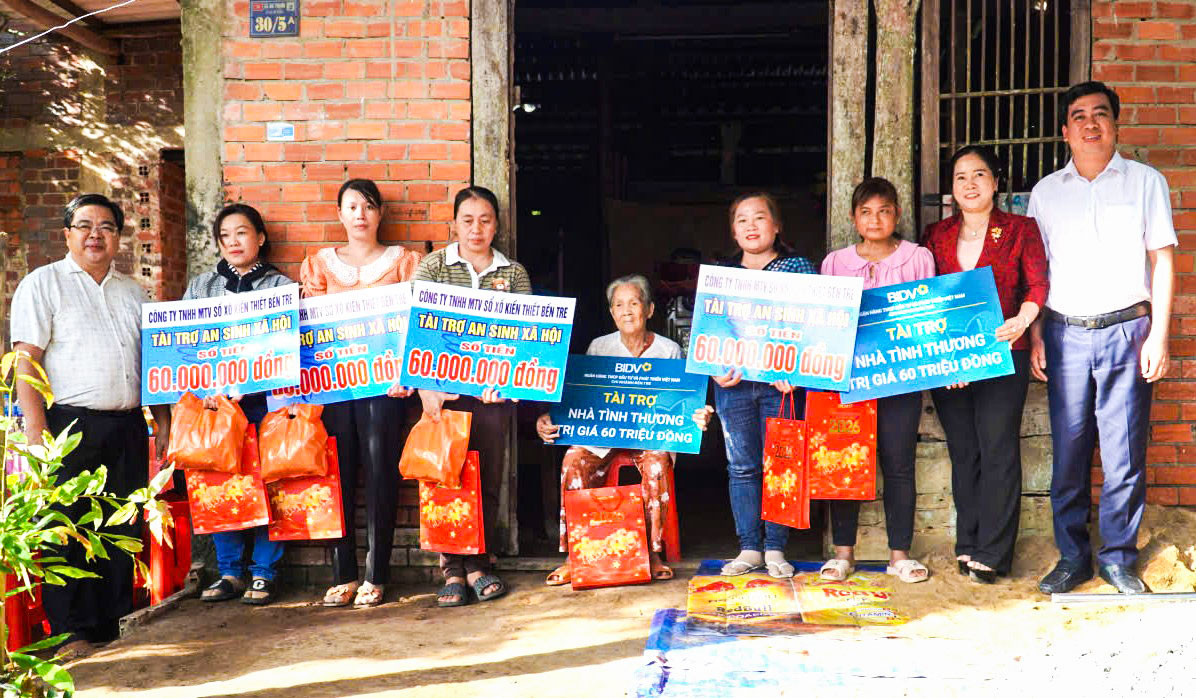 Lãnh đạo Ủy ban MTTT Việt Nam tỉnh và đại diện nhà tài trợ trao bảng tượng trưng tài trợ nhà tình thương.
