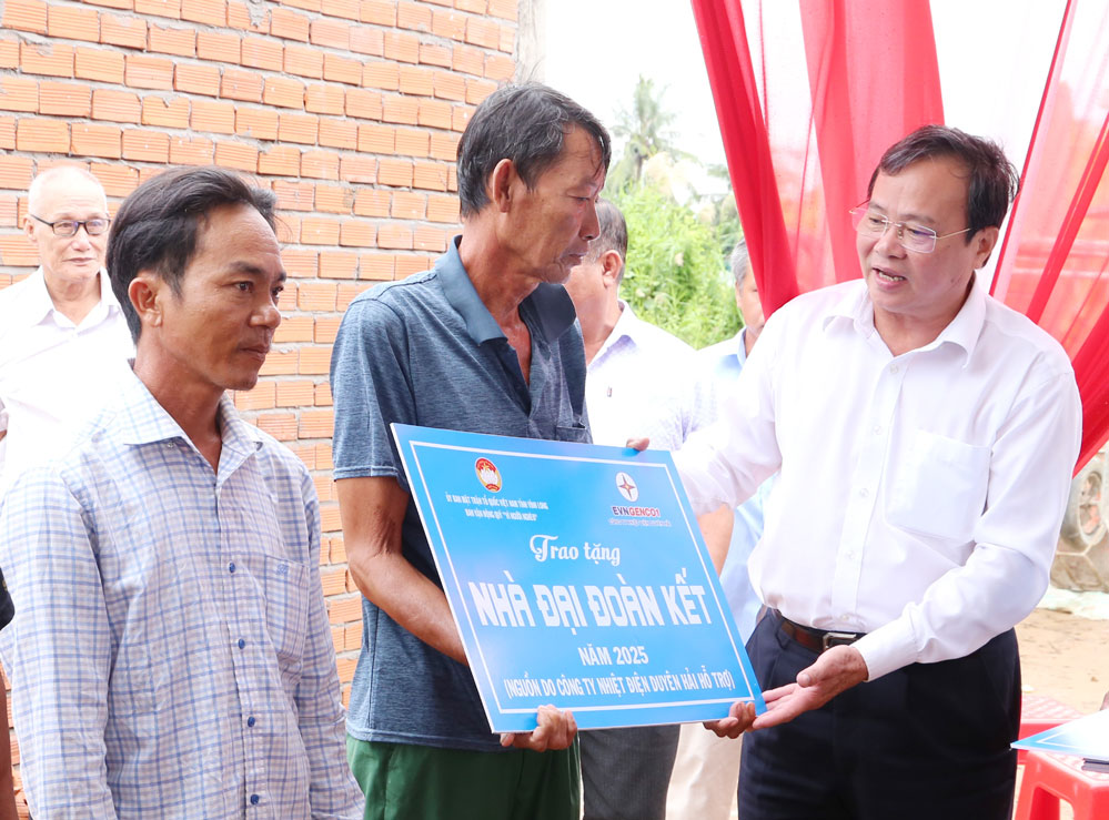 Đồng chí Lê Văn Hẳn trao bảng tượng trưng hỗ trợ nhà cho hộ khó khăn.