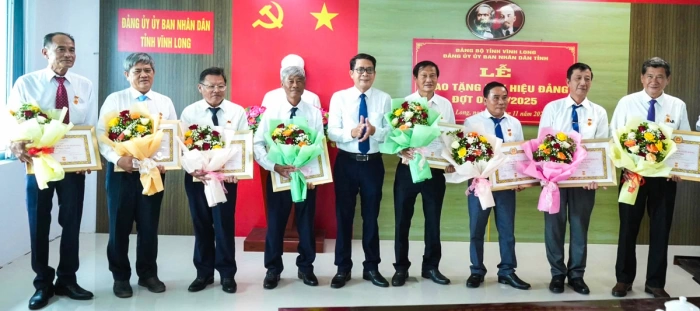 Trao Huy hiệu Đảng cho đảng viên Đảng bộ Các cơ quan Đảng tỉnh, Đảng bộ UBND tỉnh