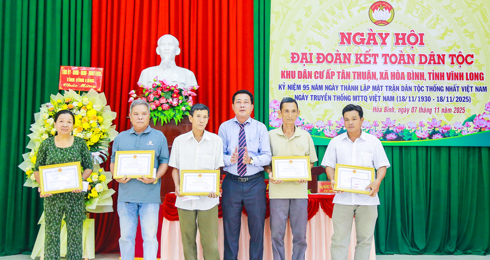 UBND xã Hòa Bình khen thưởng các tập thể, gia đình tiêu biểu trong phong trào Toàn dân đoàn kết xây dựng NTM, văn minh đô thị.
