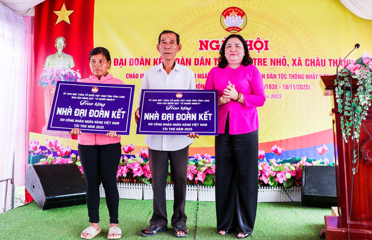 Phó Bí thư Thường trực Tỉnh ủy- Hồ Thị Hoàng Yến tặng 2 nhà đại đoàn kết cho hộ dân tại ngày hội.