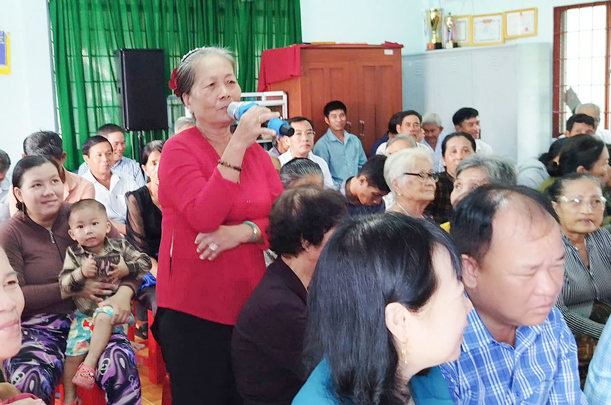 Người dân ấp Cồn Trứng phát biểu tại ngày hội.