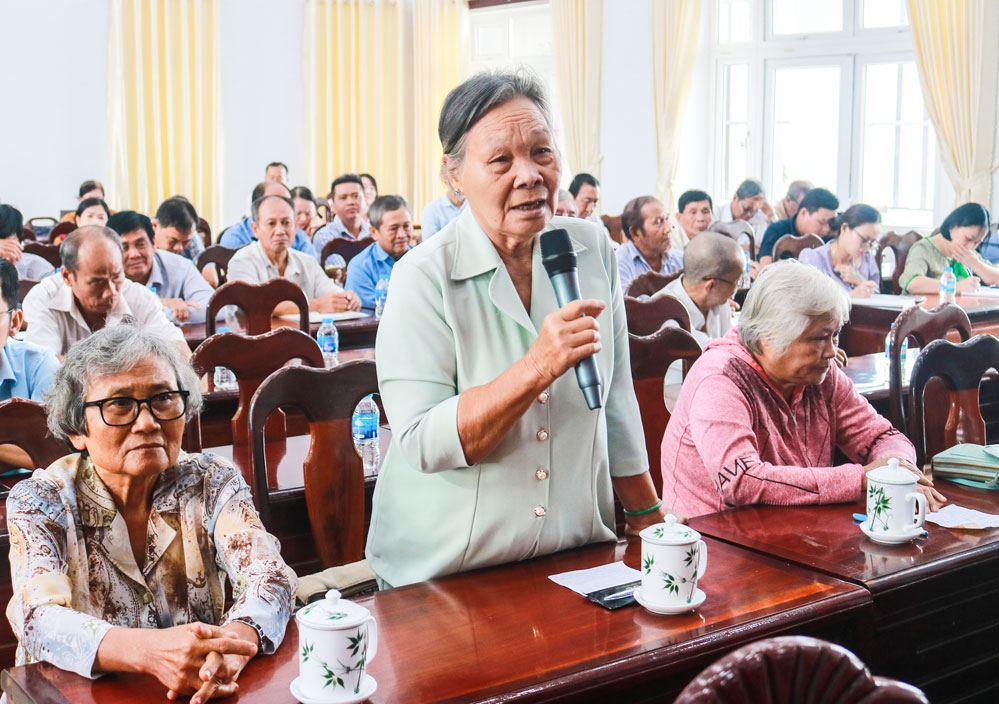 Cử tri xã Long Hồ gửi gắm kiến nghị đến đại biểu HĐND.

