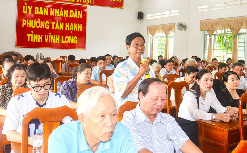 Cử tri phường Tân Hạnh gửi gắm ý kiến đến các đại biểu HĐND tỉnh.