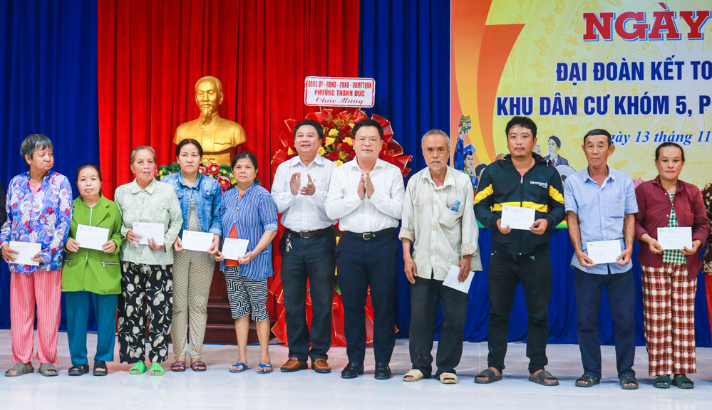 Giám đốc Sở Tài chính- Trương Đặng Vĩnh Phúc tặng quà cho hộ nghèo, hộ cận nghèo.