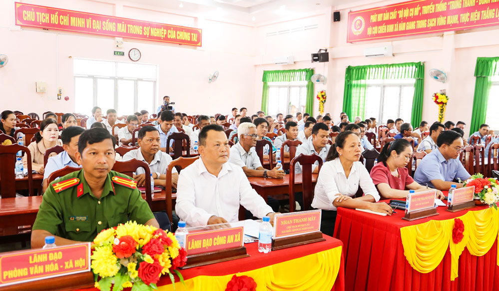 Đại biểu dự buổi tiếp xúc cử tri xã Hàm Giang.