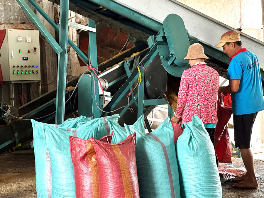 Trung tâm Khuyến công và Xúc tiến Thương mại hỗ trợ máy móc sản xuất chỉ xơ dừa và các sản phẩm từ chỉ xơ dừa tại xã Mỏ Cày.