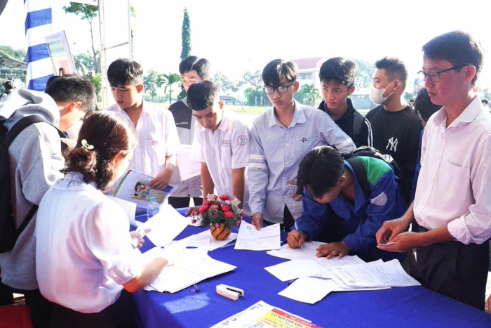 1.200 người lao động, học sinh, sinh viên tham gia Ngày hội việc làm tỉnh năm 2025