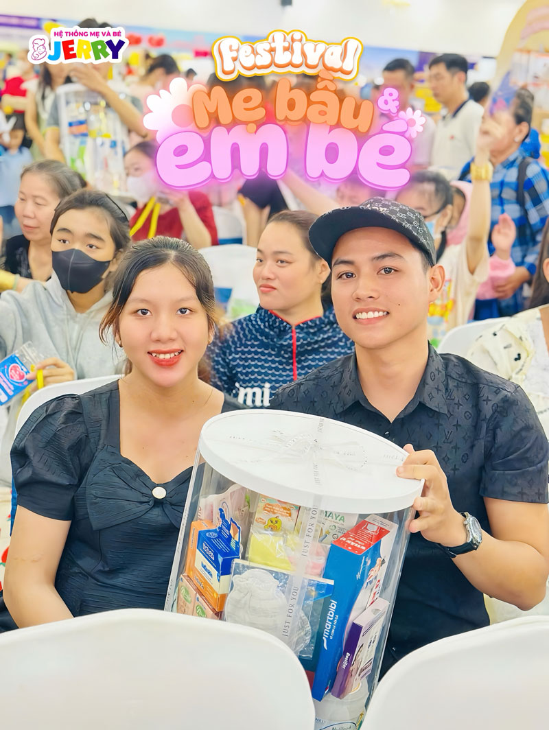 Khách đến tham dự Festival mẹ bầu và em bé.