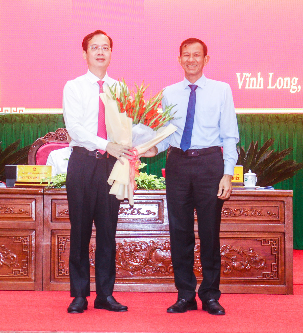 Đồng chí Đặng Văn Chính- Ủy viên Thường vụ Tỉnh ủy, Phó Chủ tịch Thường trực UBND tỉnh tặng hoa chúc mừng Chủ tịch UBND tỉnh- Trần Trí Quang.